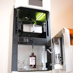 Der 3D Drucker offen, hier sichtbar das Harz aus dem die Düsen gedruckt werden.