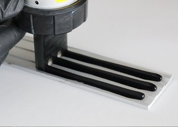 3D gedruckte Düse mit drei Öffnungen für Klebraupen im Einsatz