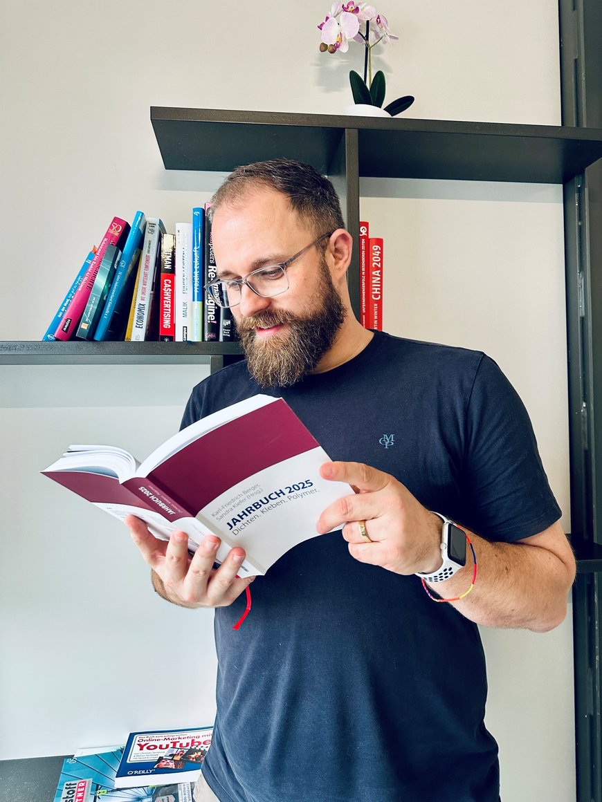 Adrien Schmidt mit seinem neuesten Fachbeitrag im Jahrbuch 2025 Dichten. Kleben. Polymer