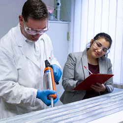 Mit Beratung zum optimalen Klebprozess