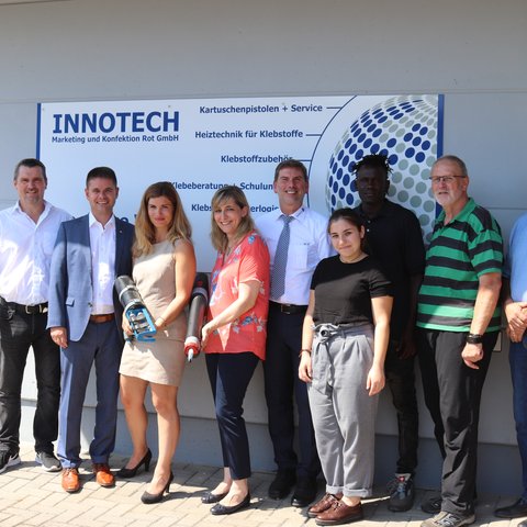 Bundestagsabgeordnete bei Innotech - dem europäischen Zentrum der Klebstoffapplikation von Hand
