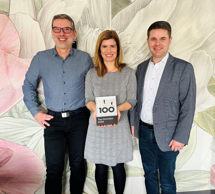 Major of Mühlhausen Jens Spanberger congratulates Innotech on winning TOP 100 award