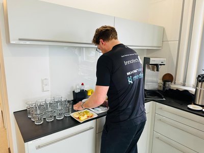 Erster Einsatz der neuen Shirts bei der gemeinsamen Mittagspause mit Walk und gesunden Smoothies