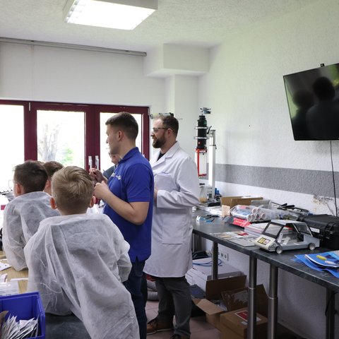 Nachwuchs-Klebpraktiker bei Innotech: Gestern fand der Girls und Boys Day bei uns statt.