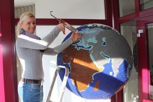 Globus aus Silikontupfen