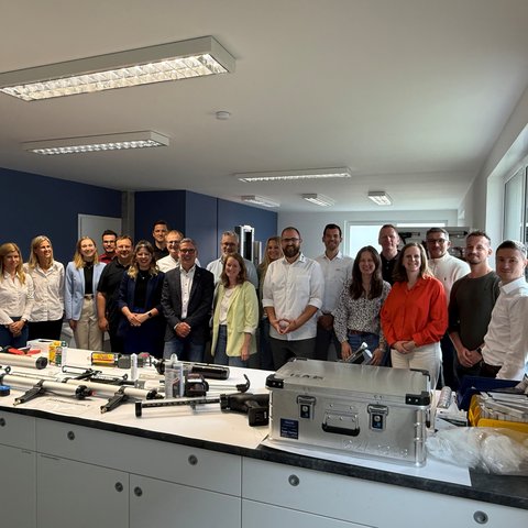 Henkel zu Besuch im Innotech Schulungszentrum für Klebtechnik