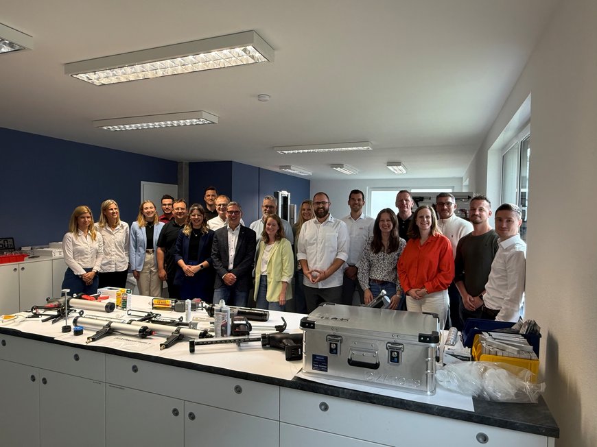 Gruppenbild der Innotech und Henkel Teams im Schulungszentrum