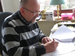 Herr Schleicher unterschreibt den Kaufvertrag