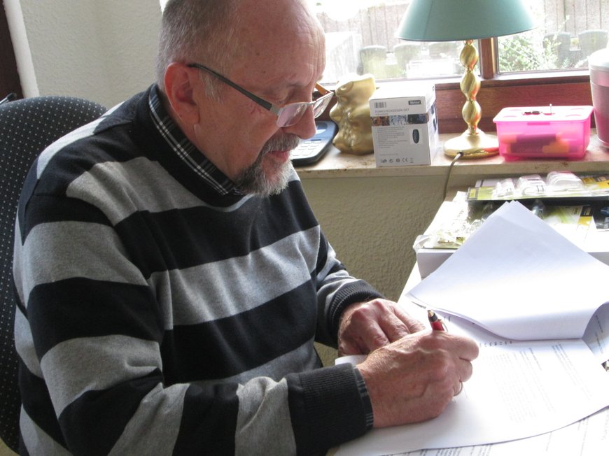 Herr Schleicher unterschreibt den Kaufvertrag