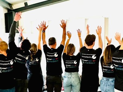 Innotech Team mit den neuen CoBranding Team-Shirts von hinten