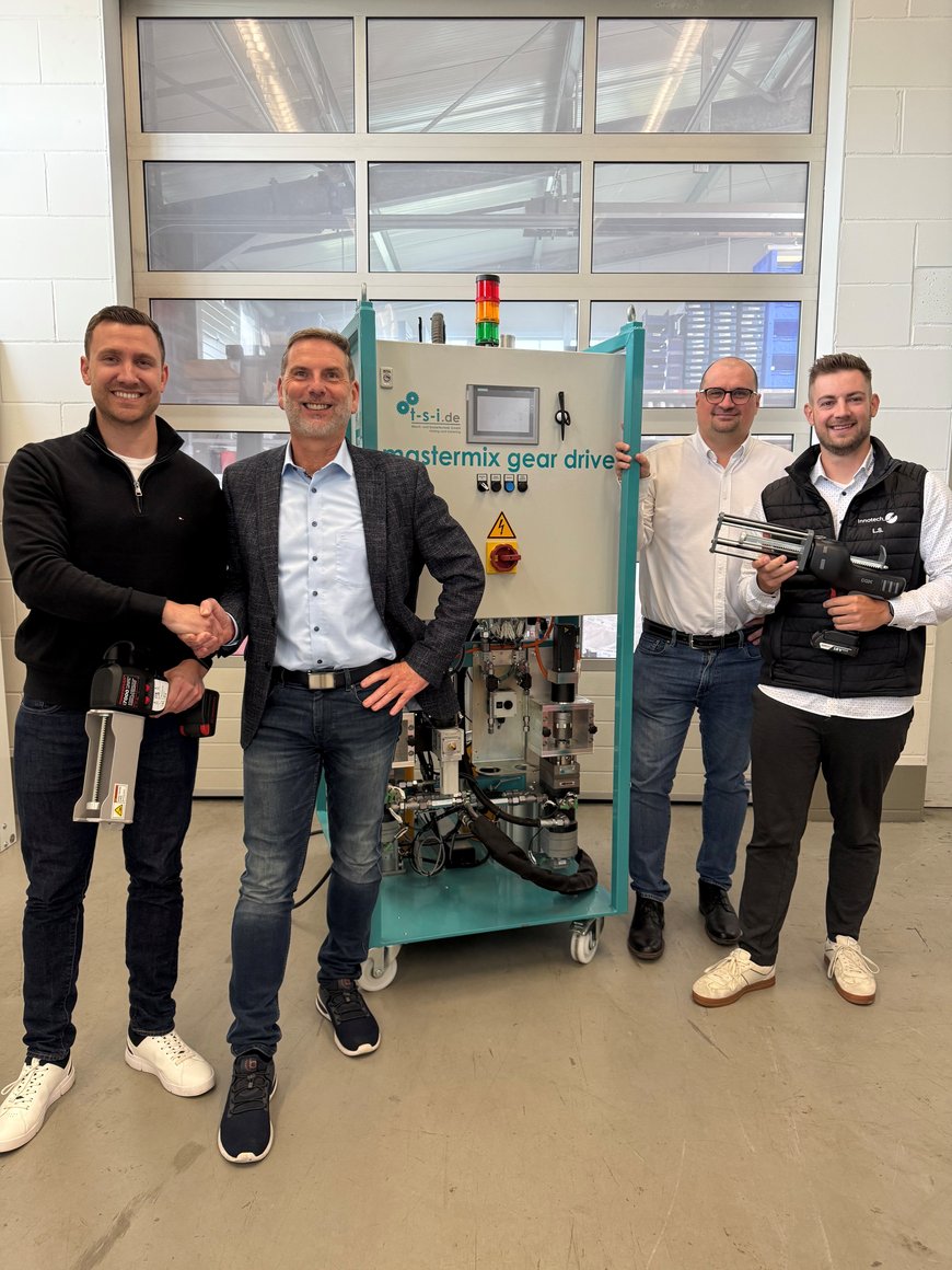 Bildtitel (V.l.n.r.): Kevin Schwartz (t-s-i.de), Joachim Rapp (Innotech), Joachim Hüll (t-s-i.de) und Luca Süß (Innotech) setzen ein klares Zeichen für die Zukunft der Klebtechnik