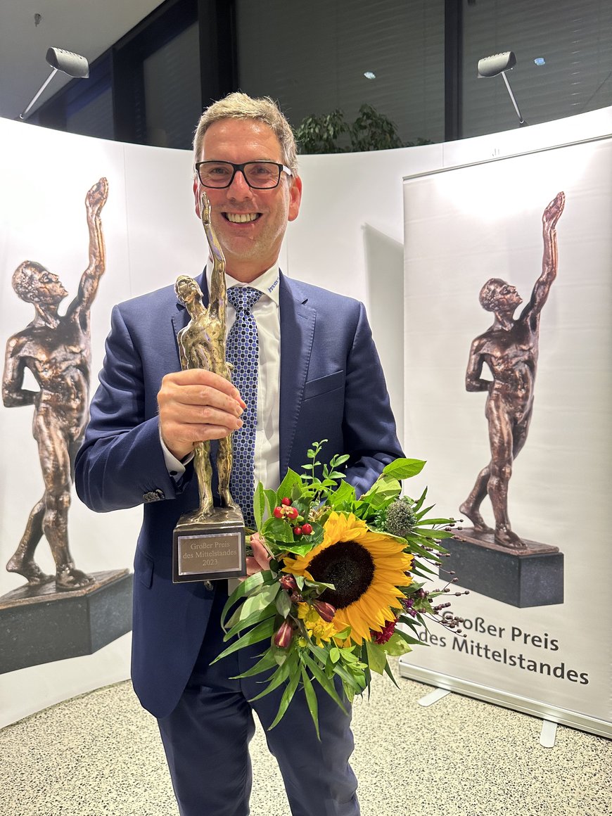 Joachim Rapp Inhaber und Geschäftsführer von Innotech mit dem "Großen Preis des Mittelstandes (Bild: Innotech)