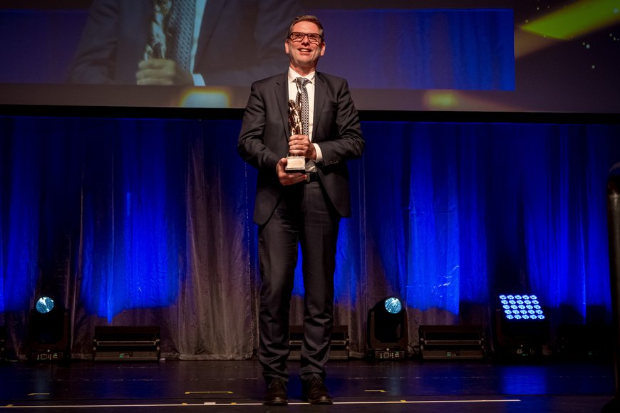 Joachim Rapp mit der Preisträgerstatue des "Großen Preis des Mittelstandes" (© DieProfifotografen / Oskar-Patzelt-Stiftung)