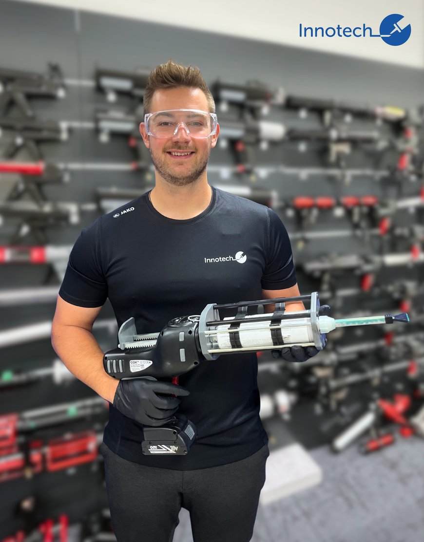 Luca Süß zeigt im neuen Showroom das Kartuschenpressen-Programm