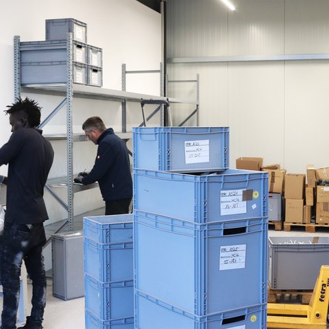Lager im neuen Gebäude wird eingeräumt
