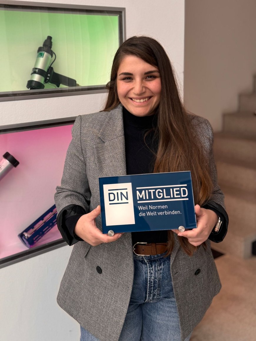 Hier zu sehen unsere Klebfachingenieurin Buruk Sen mit der Mitglieds-Plakette.