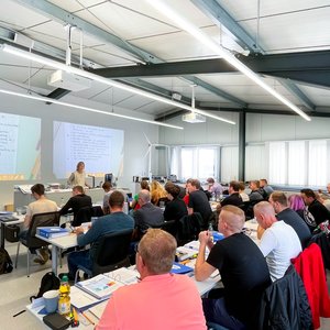 Refresher-Kurse für DVS®/EWF-Klebpraktiker und Klebfachkräfte – Wissen gezielt auffrischen