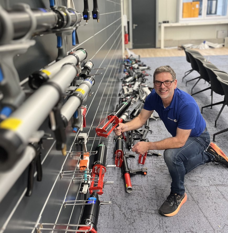 Die neue "Pistolenwand" im Showroom entsteht. Größer denn je zuvor.