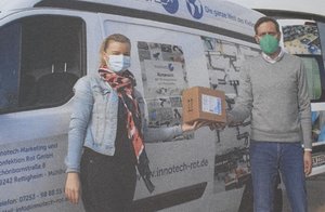 Unsere Mitarbeiterin Mayleen Konrad bei der Übergabe des Desinfektionsmittels