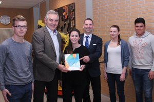 Übergabe Schulungsheft "Die Kunst des Klebens"