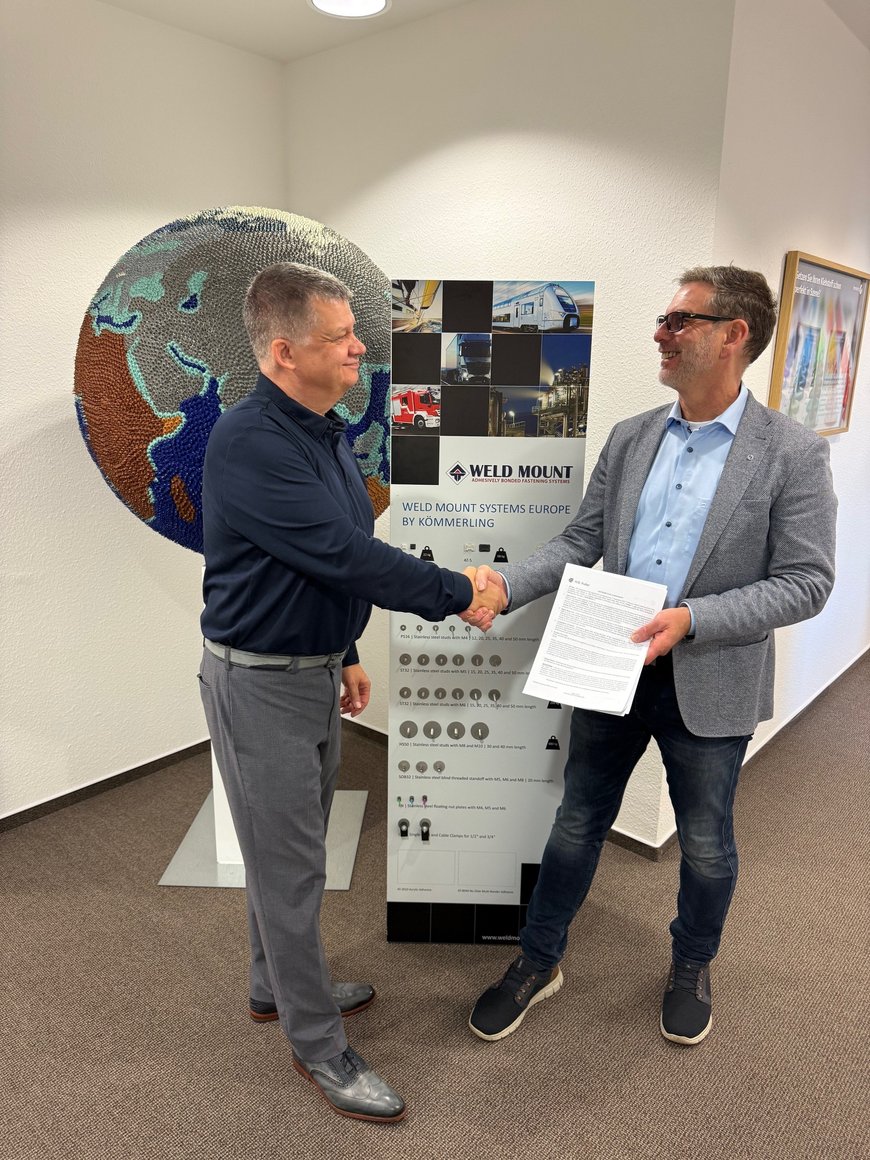 Auf dem Foto (v.l.n.r.): Dr. Knut Göke (H.B. Fuller) und Joachim Rapp (CEO, Innotech Marketing und Konfektion Rot GmbH) — ein starkes Team für zukunftsweisende Befestigungslösungen.